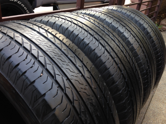 ยาง Bridgestone 265 65 17 ปี14 ปลายปี13 อย่างล่ะคู่ ดอกเต็ม เนื้อนิ่มๆ ราคาไม่แพง