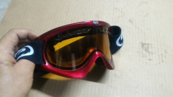 แว่นตาสปอต DRAGON สีแดงสวยใส่เล่นขี่มอเตอร์ไซคหรือเล่นกีฬา.ให้พร้อมถุงมือตามภาพ