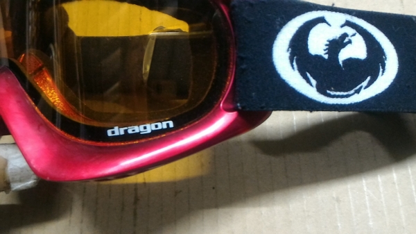 แว่นตาสปอต DRAGON สีแดงสวยใส่เล่นขี่มอเตอร์ไซคหรือเล่นกีฬา.ให้พร้อมถุงมือตามภาพ