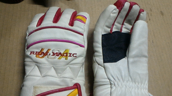 แว่นตาสปอต DRAGON สีแดงสวยใส่เล่นขี่มอเตอร์ไซคหรือเล่นกีฬา.ให้พร้อมถุงมือตามภาพ