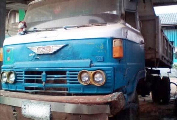 HINO KM 500 - 110 HP DQ100 หกล้อดั๊มพ์ กระบะดั๊มพ์เหล็ก 4 ตันความยาว 3.50 เมตรสภาพดีไม่มีผุกร่อนพร้อมบรรทุกได้เลย ภายในเก๋งคอนโซลยังอยู่ครบ พวงมาลัยธรรมดา ช่วงล่างใหญ่คัชซีไม่ผุไม่บวม เฟืองท้ายใหญ่ติด F หลังครบพร้อม ยาง 8.25 ขอบ 16 สภาพดี เอกสารทะเบียนชุด