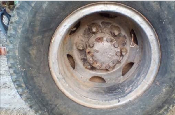 HINO KM 500 - 110 HP DQ100 หกล้อดั๊มพ์ กระบะดั๊มพ์เหล็ก 4 ตันความยาว 3.50 เมตรสภาพดีไม่มีผุกร่อนพร้อมบรรทุกได้เลย ภายในเก๋งคอนโซลยังอยู่ครบ พวงมาลัยธรรมดา ช่วงล่างใหญ่คัชซีไม่ผุไม่บวม เฟืองท้ายใหญ่ติด F หลังครบพร้อม ยาง 8.25 ขอบ 16 สภาพดี เอกสารทะเบียนชุด