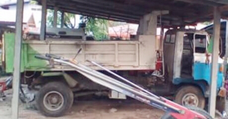 HINO KM 500 - 110 HP DQ100 หกล้อดั๊มพ์ กระบะดั๊มพ์เหล็ก 4 ตันความยาว 3.50 เมตรสภาพดีไม่มีผุกร่อนพร้อมบรรทุกได้เลย ภายในเก๋งคอนโซลยังอยู่ครบ พวงมาลัยธรรมดา ช่วงล่างใหญ่คัชซีไม่ผุไม่บวม เฟืองท้ายใหญ่ติด F หลังครบพร้อม ยาง 8.25 ขอบ 16 สภาพดี เอกสารทะเบียนชุด