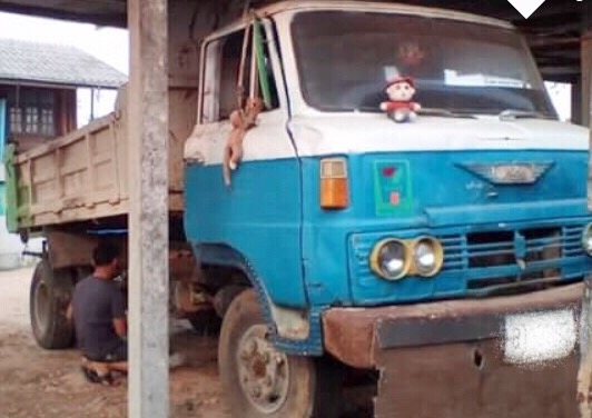 HINO KM 500 - 110 HP DQ100 หกล้อดั๊มพ์ กระบะดั๊มพ์เหล็ก 4 ตันความยาว 3.50 เมตรสภาพดีไม่มีผุกร่อนพร้อมบรรทุกได้เลย ภายในเก๋งคอนโซลยังอยู่ครบ พวงมาลัยธรรมดา ช่วงล่างใหญ่คัชซีไม่ผุไม่บวม เฟืองท้ายใหญ่ติด F หลังครบพร้อม ยาง 8.25 ขอบ 16 สภาพดี เอกสารทะเบียนชุด