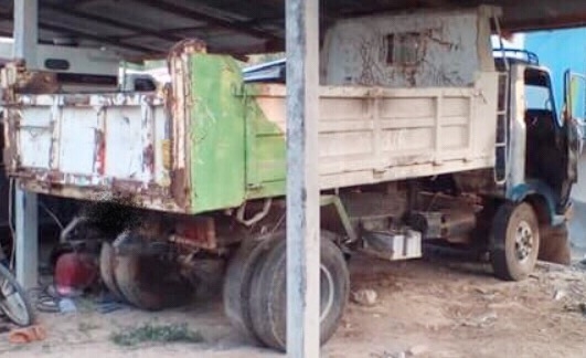 HINO KM 500 - 110 HP DQ100 หกล้อดั๊มพ์ กระบะดั๊มพ์เหล็ก 4 ตันความยาว 3.50 เมตรสภาพดีไม่มีผุกร่อนพร้อมบรรทุกได้เลย ภายในเก๋งคอนโซลยังอยู่ครบ พวงมาลัยธรรมดา ช่วงล่างใหญ่คัชซีไม่ผุไม่บวม เฟืองท้ายใหญ่ติด F หลังครบพร้อม ยาง 8.25 ขอบ 16 สภาพดี เอกสารทะเบียนชุด