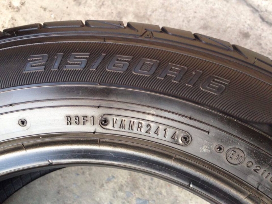 ยาง DUNLOP 215-60-16 ปี 14 ครบชุด 4 เส้น 3800  ไม่ควรพลาดสภาพสวยๆยางนิ่มๆไม่มีปะไม่บวมดอกยางเหลือเยอะเอาไปวิ่งกันใด้อีกยาวค่ะ