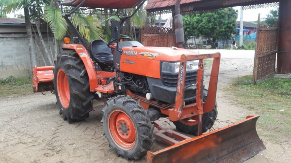 ขายรถไถ KUBOTA L 4508 Di สภาพดีเดิมๆพร้อมใช้งาน อุปกรณ์ครบ 3 ชิ้นมีพร้อมดันหน้า ผานพรวนและ โรตารี่ ขายรถไถ KUBOTA L 4508 Di สภาพดีเดิมๆพร้อมใช้งาน อุปกรณ์ครบ 3 ชิ้นมีพร้อมดันหน้า ผานพรวนและ โรตารี่