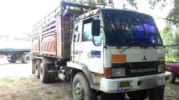 รถมิตซู 10 ล้อดั้ม FN527M - TF  220 แรงม้า. ปี 45.    สนใจติดต่อ  081 - 6079515