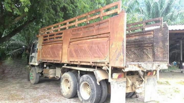 รถมิตซู 10 ล้อดั้ม FN527M - TF  220 แรงม้า. ปี 45.    สนใจติดต่อ  081 - 6079515