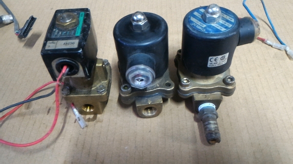 (วาล์วไฟฟ้า 24 V)โซลินอยด์วาล์วแบบเอนกประสงค์  ใช้กับ น้ำ น้ำมัน และแก็ส ได้ ทนแรงได้สูง ขนาดเกลี่ยว 15 มม. ใช้ไฟ DC 24  V.