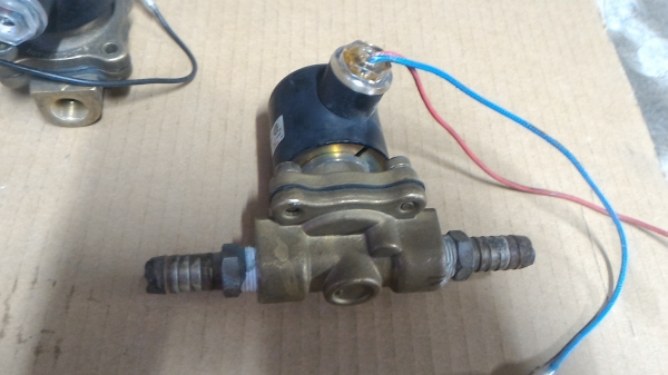 (วาล์วไฟฟ้า 24 V)โซลินอยด์วาล์วแบบเอนกประสงค์  ใช้กับ น้ำ น้ำมัน และแก็ส ได้ ทนแรงได้สูง ขนาดเกลี่ยว 15 มม. ใช้ไฟ DC 24  V.