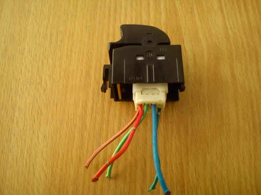 สวิตช์ กดขึ้น ลงกระจก ประตูหน้าข้างขวา ของรถ TOYOTA สวิตช์ กดขึ้น ลงกระจก ประตูหน้าข้างขวา ของรถ TOYOTA