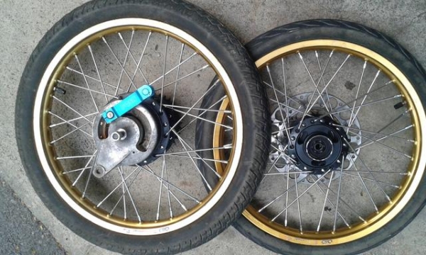 ล้อขอบทอง 2 ล้อ ขึ้นซี่ลวดใหม่