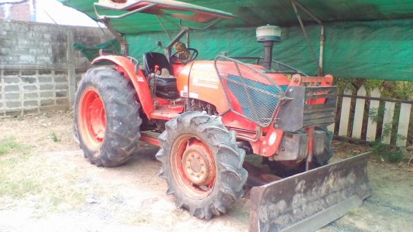 รถไถ2เพลา KUBOTA M7040 70แรง 4WD ปี51 เครื่อง/เกียร์/ปั้ม เดิม แน่น แรงดี ไฮฯหน้า-หลังปกติ บอดี้เดิม ยางพอใช้ พร้อมดัน+ผาน3 สภาพใช้งานได้ ตามสภาพ เล่มทะเบียนครบ **ขาย KUBOTA M7040 4WD 70HP รถไถ2เพลา พร้อมอุปกรณ์2ชิ้น ตามสภาพ มีเล่มทะ รถไถ2เพลา KUBOTA M7040 70แรง 4WD ปี51 เครื่อง/เกียร์/ปั้ม เดิม แน่น แรงดี ไฮฯหน้า-หลังปกติ บอดี้เดิม ยางพอใช้ พร้อมดัน+ผาน3 สภาพใช้งานได้ ตามสภาพ เล่มทะเบียนครบ **ขาย KUBOTA M7040 4WD 70HP รถไถ2เพลา พร้อมอุปกรณ์2ชิ้น ตามสภาพ มีเล่มทะ
