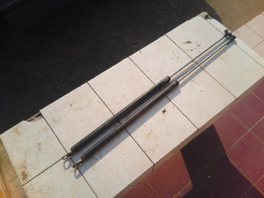 ต้องการขาย โช๊คบานประตูหลัง NISSAN SENTRA RZ1