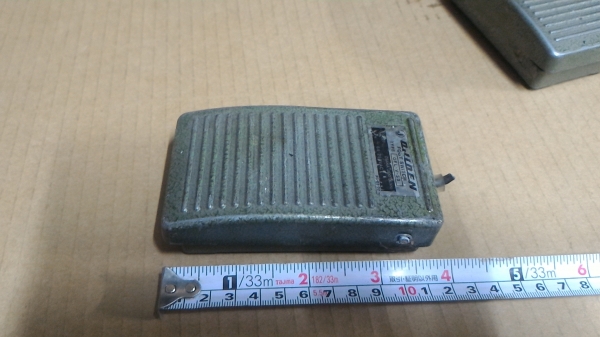 สวิทช์เท้าแบบเหยียบ (ฟุตสวิทช์)  ใช้เหยียบสั่งการทำงานของเครื่องต่างๆ ทนกระแสได้สูง 6 - 10 A.