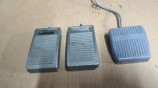 สวิทช์เท้าแบบเหยียบ (ฟุตสวิทช์)  ใช้เหยียบสั่งการทำงานของเครื่องต่างๆ ทนกระแสได้สูง 6 - 10 A.