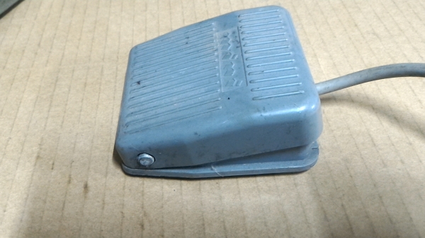 สวิทช์เท้าแบบเหยียบ (ฟุตสวิทช์)  ใช้เหยียบสั่งการทำงานของเครื่องต่างๆ ทนกระแสได้สูง 6 - 10 A.