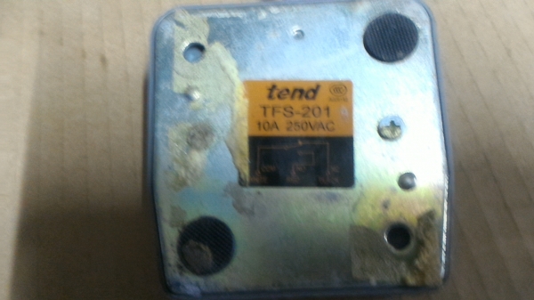 สวิทช์เท้าแบบเหยียบ (ฟุตสวิทช์)  ใช้เหยียบสั่งการทำงานของเครื่องต่างๆ ทนกระแสได้สูง 6 - 10 A.