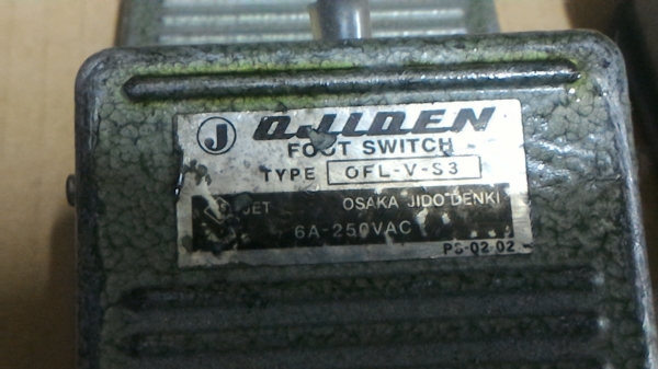 สวิทช์เท้าแบบเหยียบ (ฟุตสวิทช์)  ใช้เหยียบสั่งการทำงานของเครื่องต่างๆ ทนกระแสได้สูง 6 - 10 A.