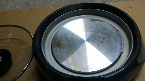 กะทะไฟฟ้าจากญี่ปุ่น ยี่ห้อ SANYO ตัวกะทะทำจากไทเทเนียมเคลื่อบอย่างดีแข็งแรงกว่ากะทะทั่วไป