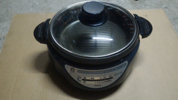 กะทะไฟฟ้าจากญี่ปุ่น ยี่ห้อ SANYO ตัวกะทะทำจากไทเทเนียมเคลื่อบอย่างดีแข็งแรงกว่ากะทะทั่วไป