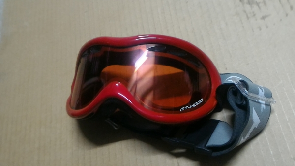 (แบบที่สอง)แว่นตาสปอตจากญี่ปุ่น MT- HOOD สีแดงสวยใส่เล่นขี่มอเตอร์ไซคหรือเล่นกีฬา.ให้พร้อมถุงมือตามภาพ