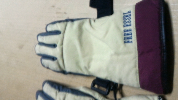 (แบบที่สอง)แว่นตาสปอตจากญี่ปุ่น MT- HOOD สีแดงสวยใส่เล่นขี่มอเตอร์ไซคหรือเล่นกีฬา.ให้พร้อมถุงมือตามภาพ