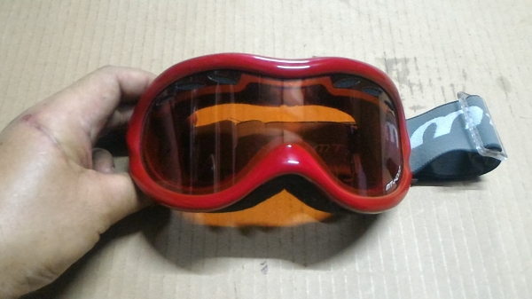 (แบบที่สอง)แว่นตาสปอตจากญี่ปุ่น MT- HOOD สีแดงสวยใส่เล่นขี่มอเตอร์ไซคหรือเล่นกีฬา.ให้พร้อมถุงมือตามภาพ