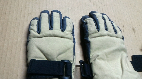 (แบบที่สอง)แว่นตาสปอตจากญี่ปุ่น MT- HOOD สีแดงสวยใส่เล่นขี่มอเตอร์ไซคหรือเล่นกีฬา.ให้พร้อมถุงมือตามภาพ