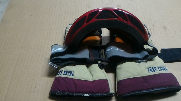 (แบบที่สอง)แว่นตาสปอตจากญี่ปุ่น MT- HOOD สีแดงสวยใส่เล่นขี่มอเตอร์ไซคหรือเล่นกีฬา.ให้พร้อมถุงมือตามภาพ