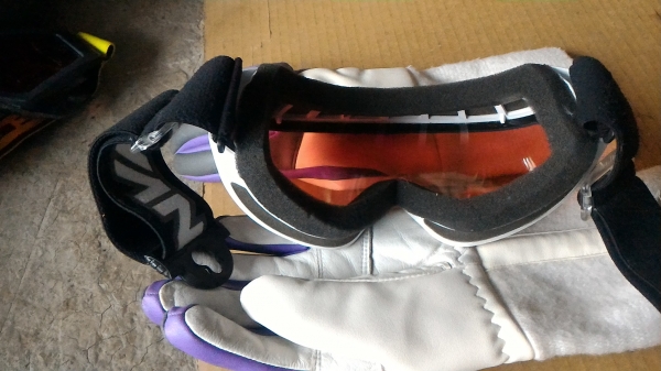 (แบบที่สาม) แว่นตาสปอตจากญี่ปุ่น SWANS กอบสีขาวเนื้อเลนส์สีแดงกรองแสง สวยใส่เล่นขี่มอเตอร์ไซคหรือเล่นกีฬา.ให้พร้อมถุงมือตามภาพ