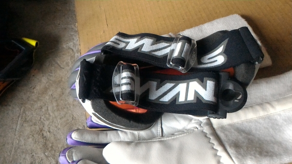 (แบบที่สาม) แว่นตาสปอตจากญี่ปุ่น SWANS กอบสีขาวเนื้อเลนส์สีแดงกรองแสง สวยใส่เล่นขี่มอเตอร์ไซคหรือเล่นกีฬา.ให้พร้อมถุงมือตามภาพ