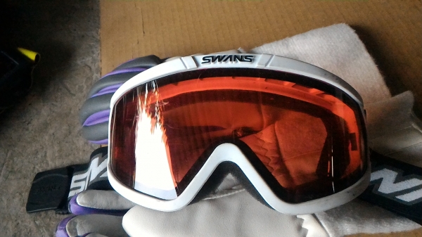 (แบบที่สาม) แว่นตาสปอตจากญี่ปุ่น SWANS กอบสีขาวเนื้อเลนส์สีแดงกรองแสง สวยใส่เล่นขี่มอเตอร์ไซคหรือเล่นกีฬา.ให้พร้อมถุงมือตามภาพ