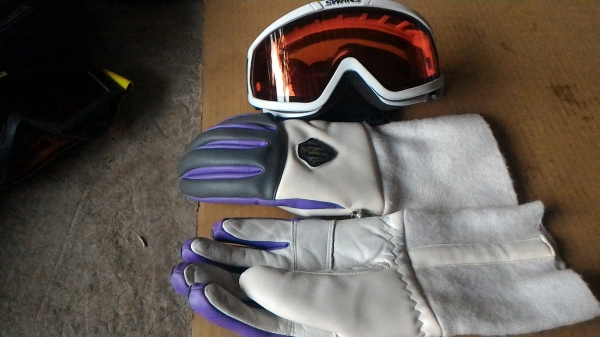 (แบบที่สาม) แว่นตาสปอตจากญี่ปุ่น SWANS กอบสีขาวเนื้อเลนส์สีแดงกรองแสง สวยใส่เล่นขี่มอเตอร์ไซคหรือเล่นกีฬา.ให้พร้อมถุงมือตามภาพ