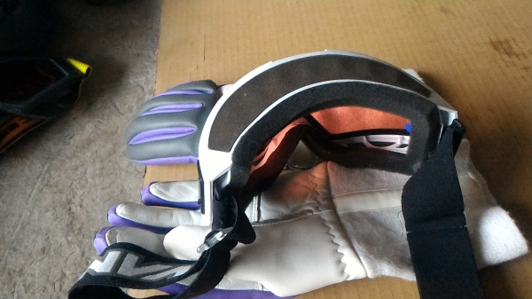 (แบบที่สาม) แว่นตาสปอตจากญี่ปุ่น SWANS กอบสีขาวเนื้อเลนส์สีแดงกรองแสง สวยใส่เล่นขี่มอเตอร์ไซคหรือเล่นกีฬา.ให้พร้อมถุงมือตามภาพ