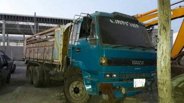 ขาย 465,000 ISUZU ROCKY 2 เพลา สโลว์กลาง เครื่อง 6HE1-195 แรง  หัวบาง ยางดี คัสชีสวย เล่มทะเบียน 090-772-3710 090-772-3708