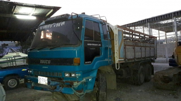 ขาย 465,000 ISUZU ROCKY 2 เพลา สโลว์กลาง เครื่อง 6HE1-195 แรง  หัวบาง ยางดี คัสชีสวย เล่มทะเบียน 090-772-3710 090-772-3708