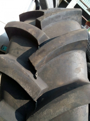 23.5-25 ยางรถไถ รถตัก มี 1 เส้น tel.081-427-3941 ไอดีไลน์ 0814273941