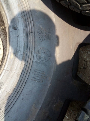 23.5-25 ยางรถไถ รถตัก มี 1 เส้น tel.081-427-3941 ไอดีไลน์ 0814273941