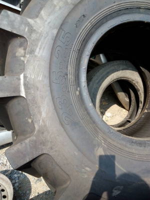 23.5-25 ยางรถไถ รถตัก มี 1 เส้น tel.081-427-3941 ไอดีไลน์ 0814273941