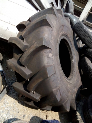 23.5-25 ยางรถไถ รถตัก มี 1 เส้น tel.081-427-3941 ไอดีไลน์ 0814273941