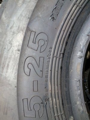 23.5-25 ยางรถไถ รถตัก มี 1 เส้น tel.081-427-3941 ไอดีไลน์ 0814273941