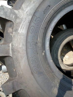 23.5-25 ยางรถไถ รถตัก มี 1 เส้น tel.081-427-3941 ไอดีไลน์ 0814273941