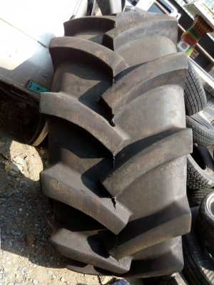 23.5-25 ยางรถไถ รถตัก มี 1 เส้น tel.081-427-3941 ไอดีไลน์ 0814273941