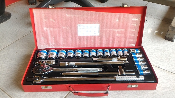 ชุดประแจบล็อก EURO KING TOOLS เยรมัน เนื้อโลหะ CR- v อย่างดี 24 ชิ้น  ข้อต่อสวมขนาด 1/2 นิ้ว ชุดประแจจับขันขนาดใหญ่แข็งแรง