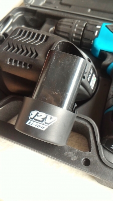 ชุดสว่าน - ไขควงไร้สาย ขนาด 12 V.มีไฟช่วยส่อง ยี่ห้อ BOLID มีแบตลิเธียมไอออนสองก้อน  ชุดชาร์ทและตัวไขควง