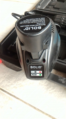 ชุดสว่าน - ไขควงไร้สาย ขนาด 12 V.มีไฟช่วยส่อง ยี่ห้อ BOLID มีแบตลิเธียมไอออนสองก้อน  ชุดชาร์ทและตัวไขควง