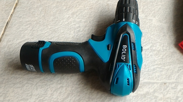 ชุดสว่าน - ไขควงไร้สาย ขนาด 12 V.มีไฟช่วยส่อง ยี่ห้อ BOLID มีแบตลิเธียมไอออนสองก้อน  ชุดชาร์ทและตัวไขควง