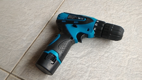 ชุดสว่าน - ไขควงไร้สาย ขนาด 12 V.มีไฟช่วยส่อง ยี่ห้อ BOLID มีแบตลิเธียมไอออนสองก้อน  ชุดชาร์ทและตัวไขควง